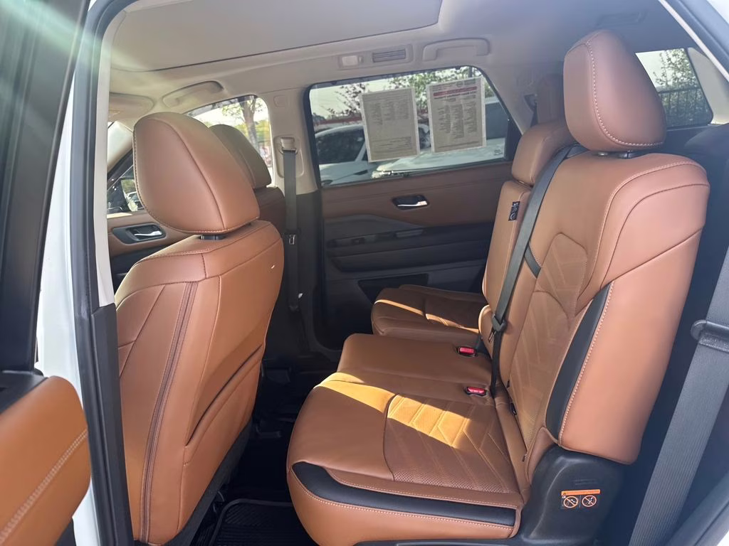 2024 Pearl White Tricoat/Super Black Nissan Pathfinder Platinum FWD SUV