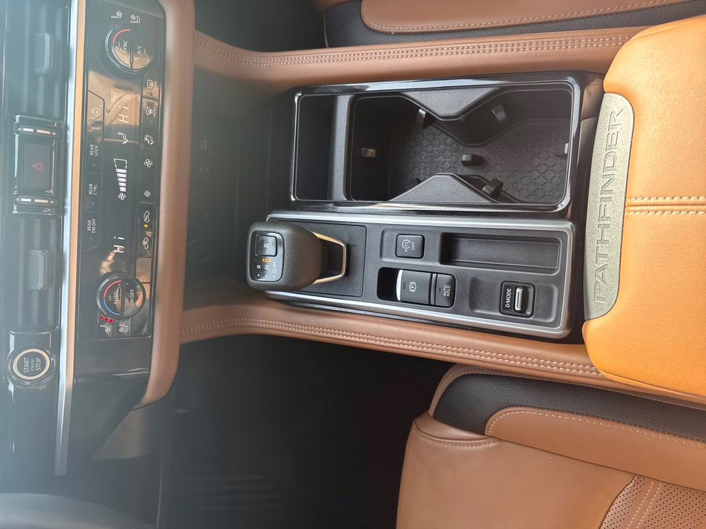 2024 Pearl White Tricoat/Super Black Nissan Pathfinder Platinum FWD SUV