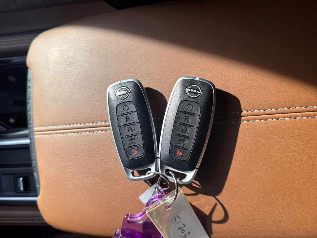 2024 Pearl White Tricoat/Super Black Nissan Pathfinder Platinum FWD SUV