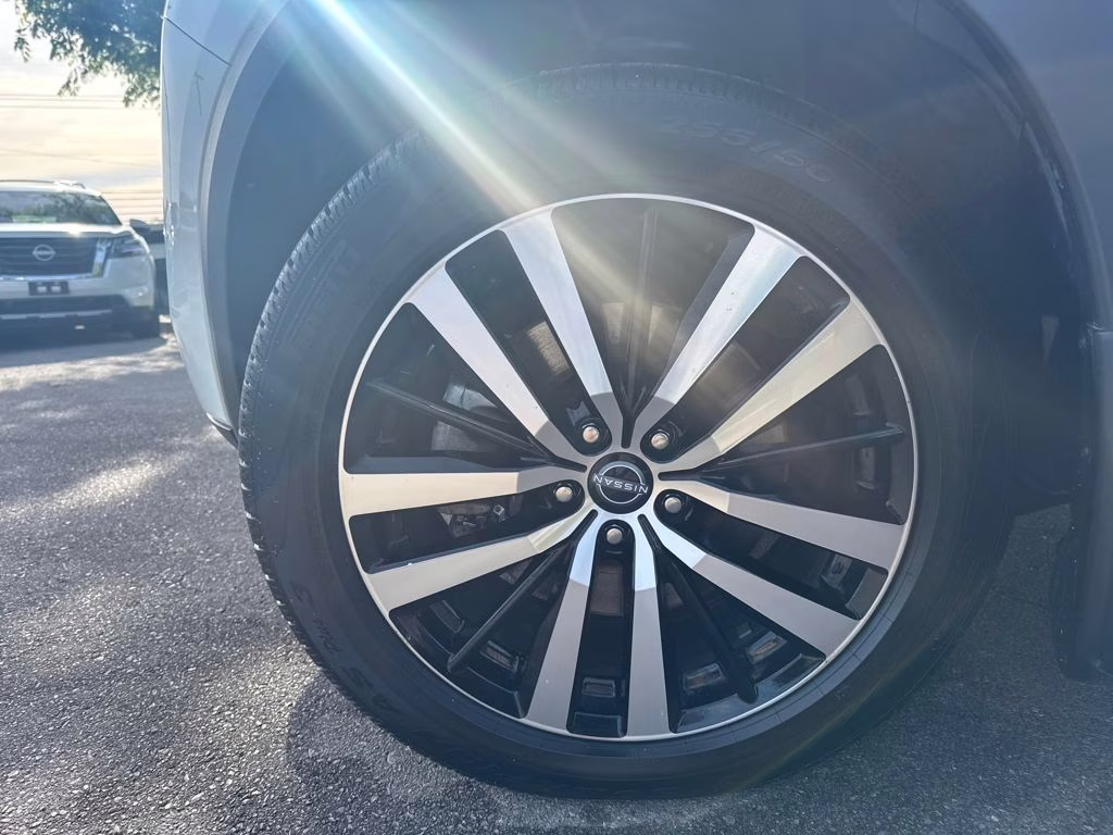 2024 Pearl White Tricoat/Super Black Nissan Pathfinder Platinum FWD SUV