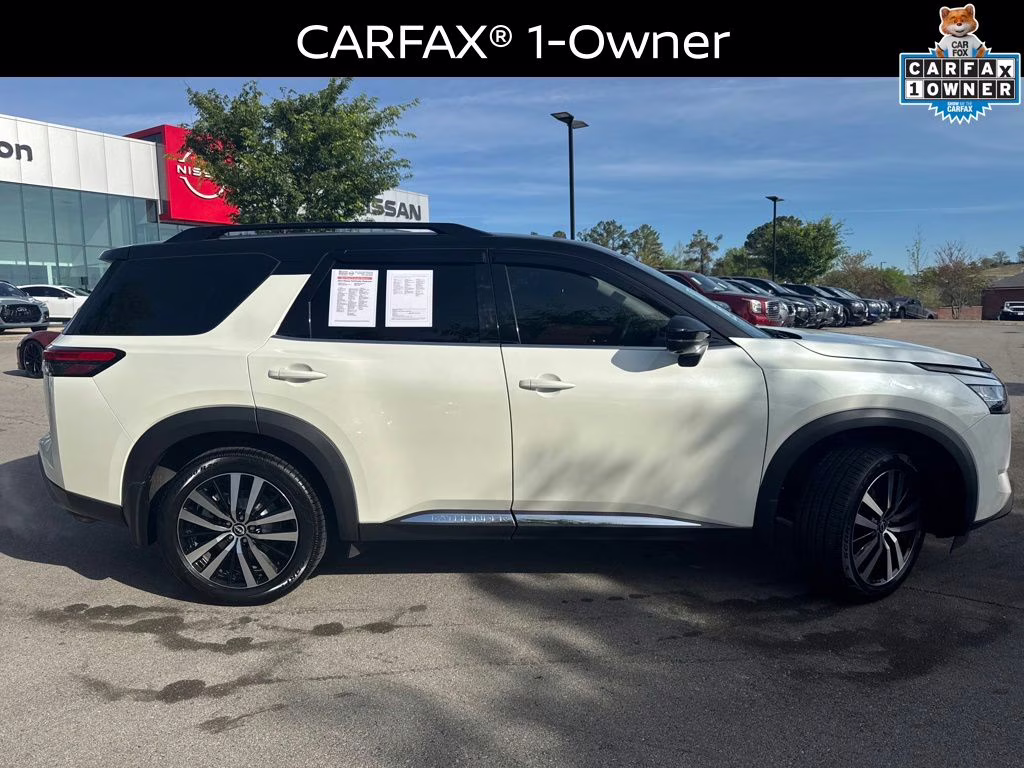 2024 Pearl White Tricoat/Super Black Nissan Pathfinder Platinum FWD SUV