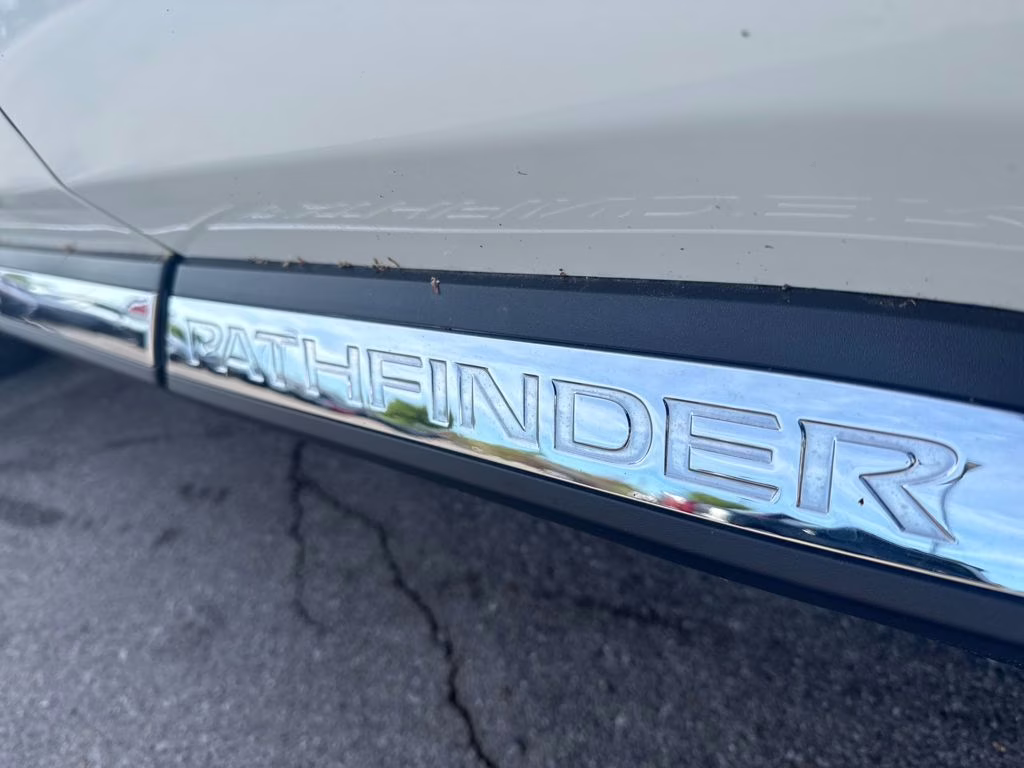 2024 Pearl White Tricoat/Super Black Nissan Pathfinder Platinum FWD SUV