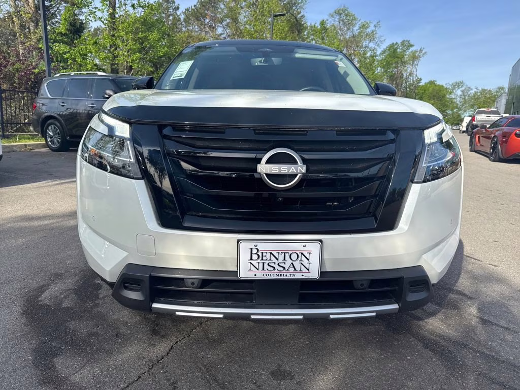 2024 Pearl White Tricoat/Super Black Nissan Pathfinder Platinum FWD SUV