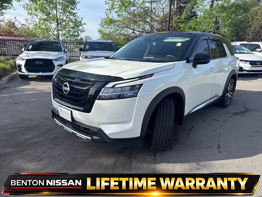 2024 Pearl White Tricoat/Super Black Nissan Pathfinder Platinum FWD SUV