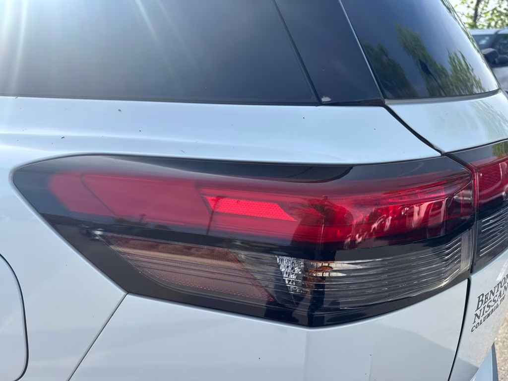 2024 Pearl White Tricoat/Super Black Nissan Pathfinder Platinum FWD SUV