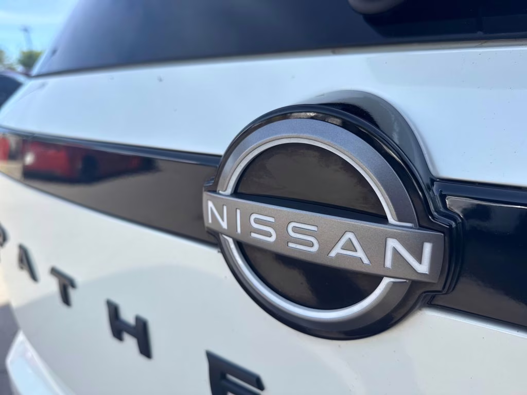 2024 Pearl White Tricoat/Super Black Nissan Pathfinder Platinum FWD SUV