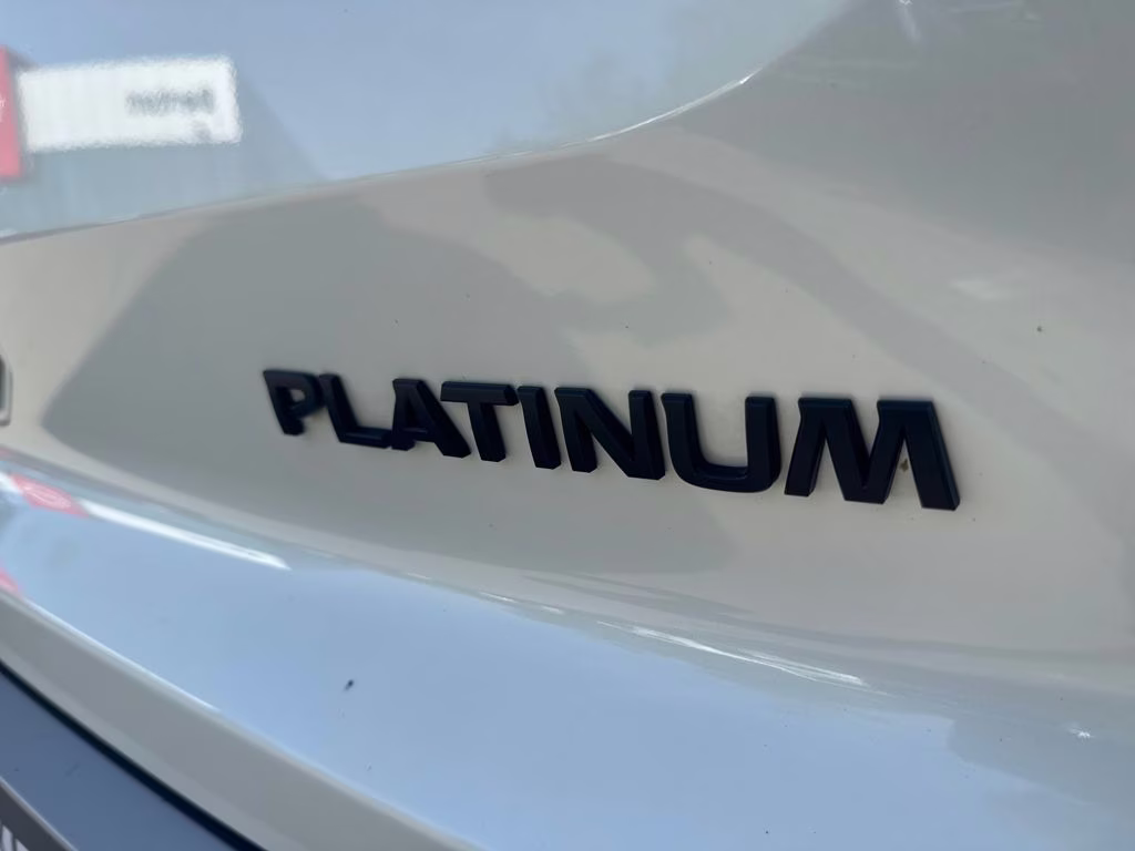 2024 Pearl White Tricoat/Super Black Nissan Pathfinder Platinum FWD SUV