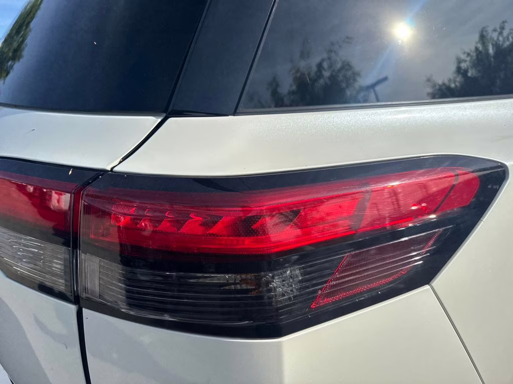 2024 Pearl White Tricoat/Super Black Nissan Pathfinder Platinum FWD SUV