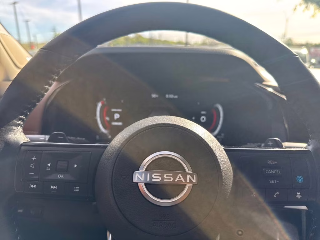 2024 Pearl White Tricoat/Super Black Nissan Pathfinder Platinum FWD SUV