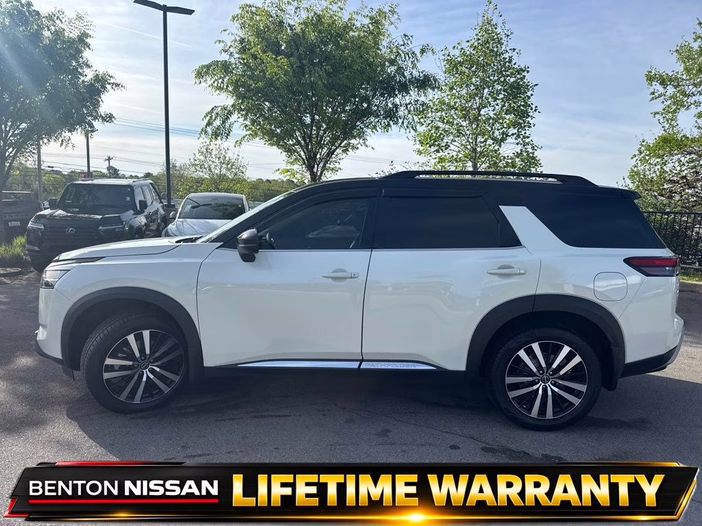 2024 Pearl White Tricoat/Super Black Nissan Pathfinder Platinum FWD SUV