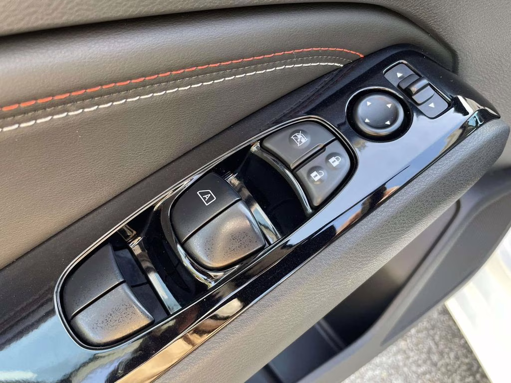 2023 Pearl White Tricoat Nissan Altima 2.5 SR FWD Sedan
