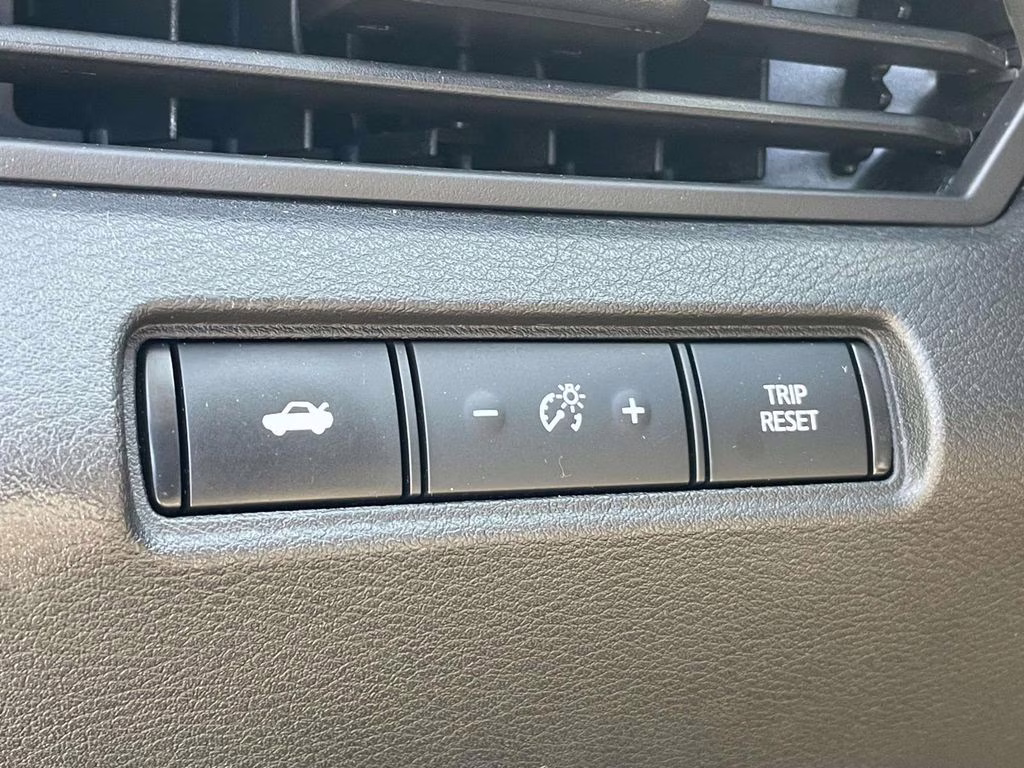 2023 Pearl White Tricoat Nissan Altima 2.5 SR FWD Sedan