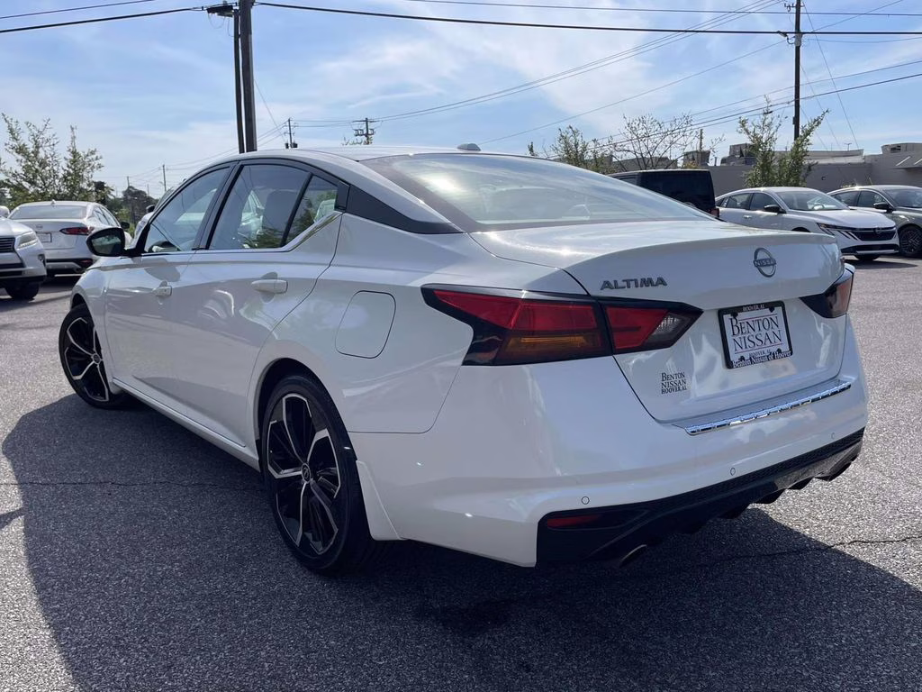 2023 Pearl White Tricoat Nissan Altima 2.5 SR FWD Sedan