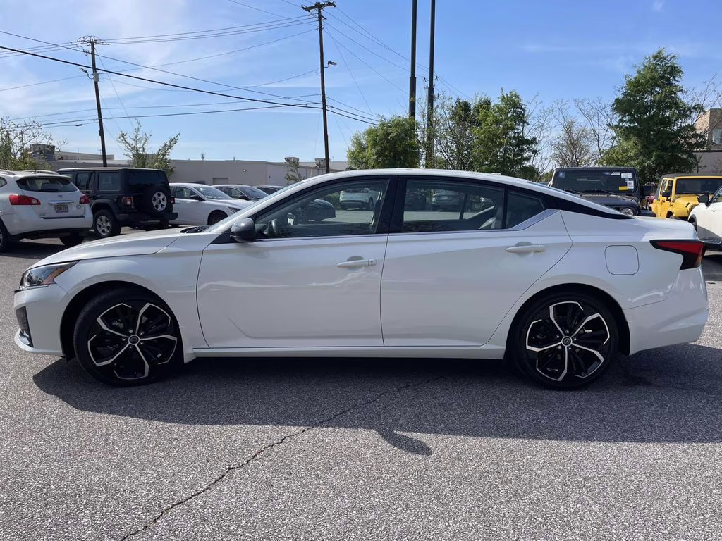 2023 Pearl White Tricoat Nissan Altima 2.5 SR FWD Sedan