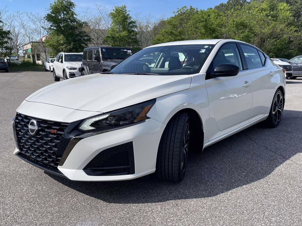 2023 Pearl White Tricoat Nissan Altima 2.5 SR FWD Sedan