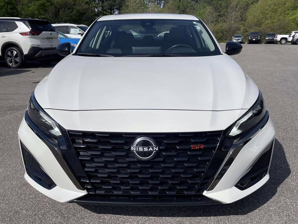 2023 Pearl White Tricoat Nissan Altima 2.5 SR FWD Sedan