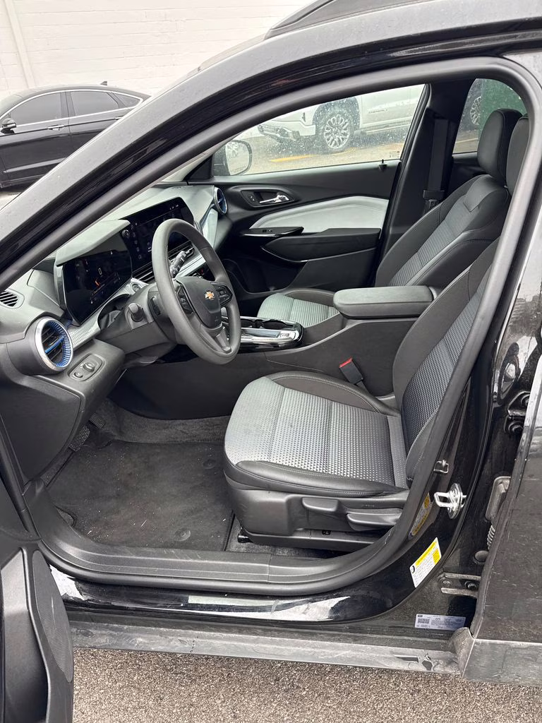 2025 Mosaic Black Metallic Chevrolet Trax LT FWD SUV