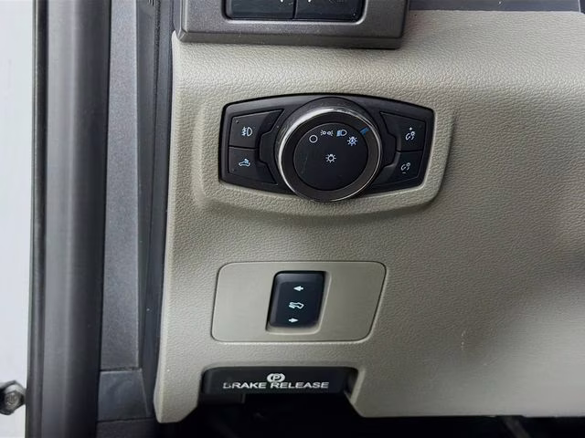 2017 Oxford White Ford Super Duty F-250 SRW XLT 4X4 Truck