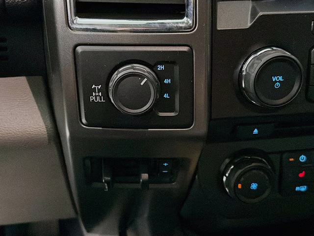 2017 Oxford White Ford Super Duty F-250 SRW XLT 4X4 Truck