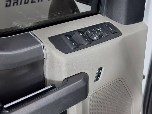 2017 Oxford White Ford Super Duty F-250 SRW XLT 4X4 Truck