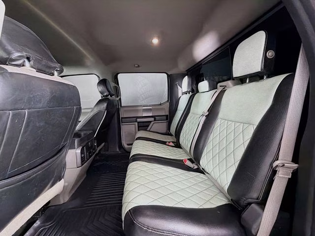 2017 Oxford White Ford Super Duty F-250 SRW XLT 4X4 Truck