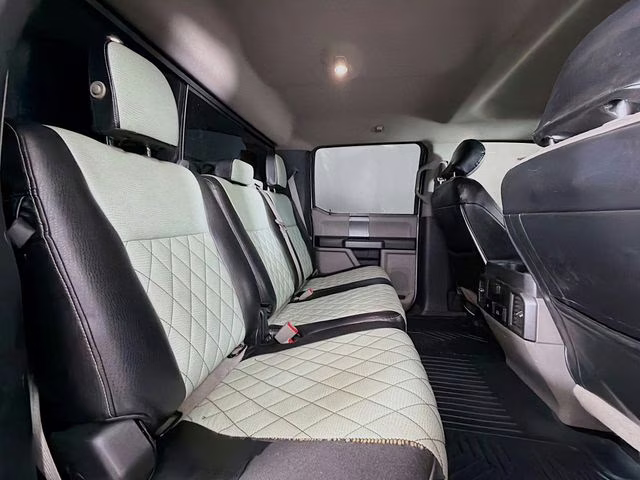 2017 Oxford White Ford Super Duty F-250 SRW XLT 4X4 Truck