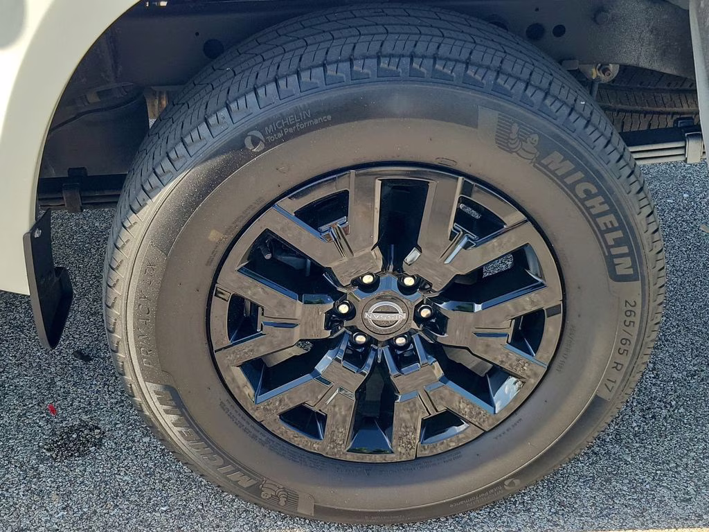 2023 Glacier White Nissan Frontier SV 4X4 Truck