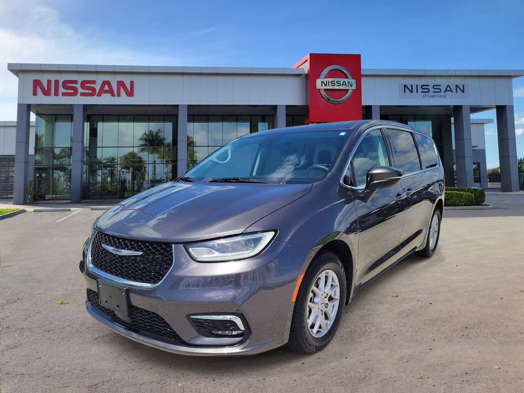 2023 Granite Crystal Metallic Clearcoat Chrysler Pacifica Touring L FWD Van