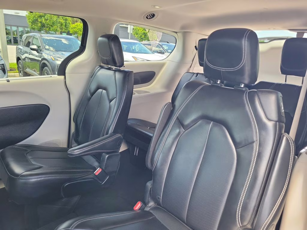 2023 Granite Crystal Metallic Clearcoat Chrysler Pacifica Touring L FWD Van