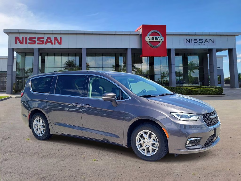 2023 Granite Crystal Metallic Clearcoat Chrysler Pacifica Touring L FWD Van