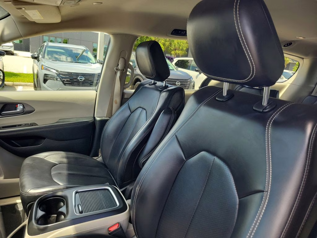 2023 Granite Crystal Metallic Clearcoat Chrysler Pacifica Touring L FWD Van