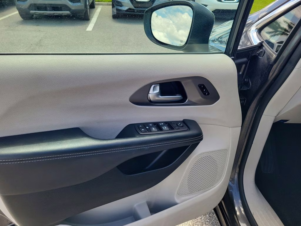 2023 Granite Crystal Metallic Clearcoat Chrysler Pacifica Touring L FWD Van