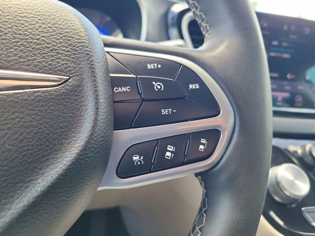 2023 Granite Crystal Metallic Clearcoat Chrysler Pacifica Touring L FWD Van