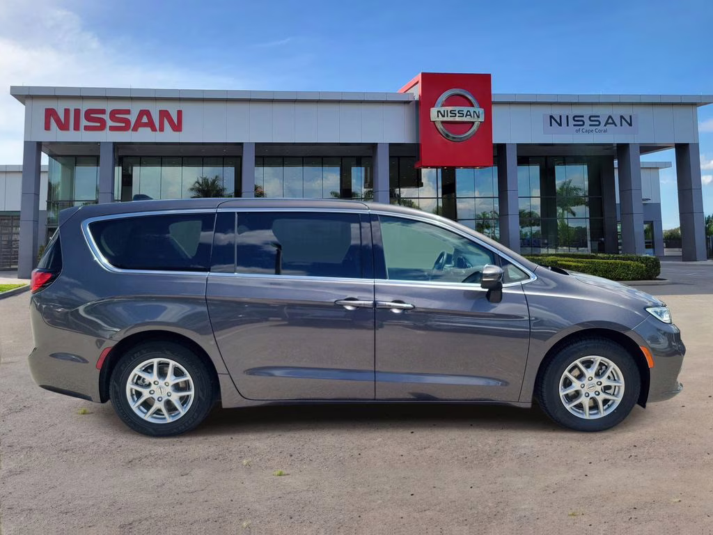 2023 Granite Crystal Metallic Clearcoat Chrysler Pacifica Touring L FWD Van