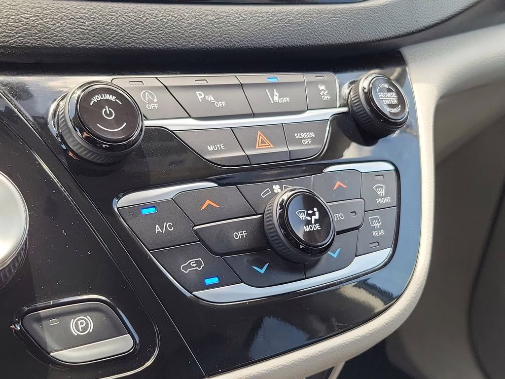 2023 Granite Crystal Metallic Clearcoat Chrysler Pacifica Touring L FWD Van