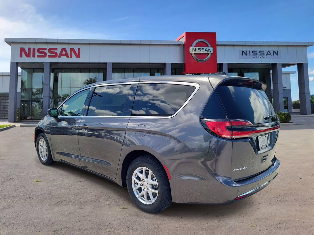 2023 Granite Crystal Metallic Clearcoat Chrysler Pacifica Touring L FWD Van