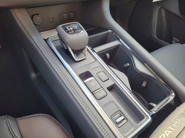 2026 White / Black Nissan Pathfinder Platinum FWD SUV