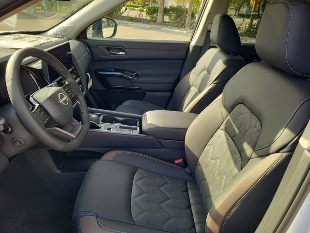 2026 White / Black Nissan Pathfinder Platinum FWD SUV