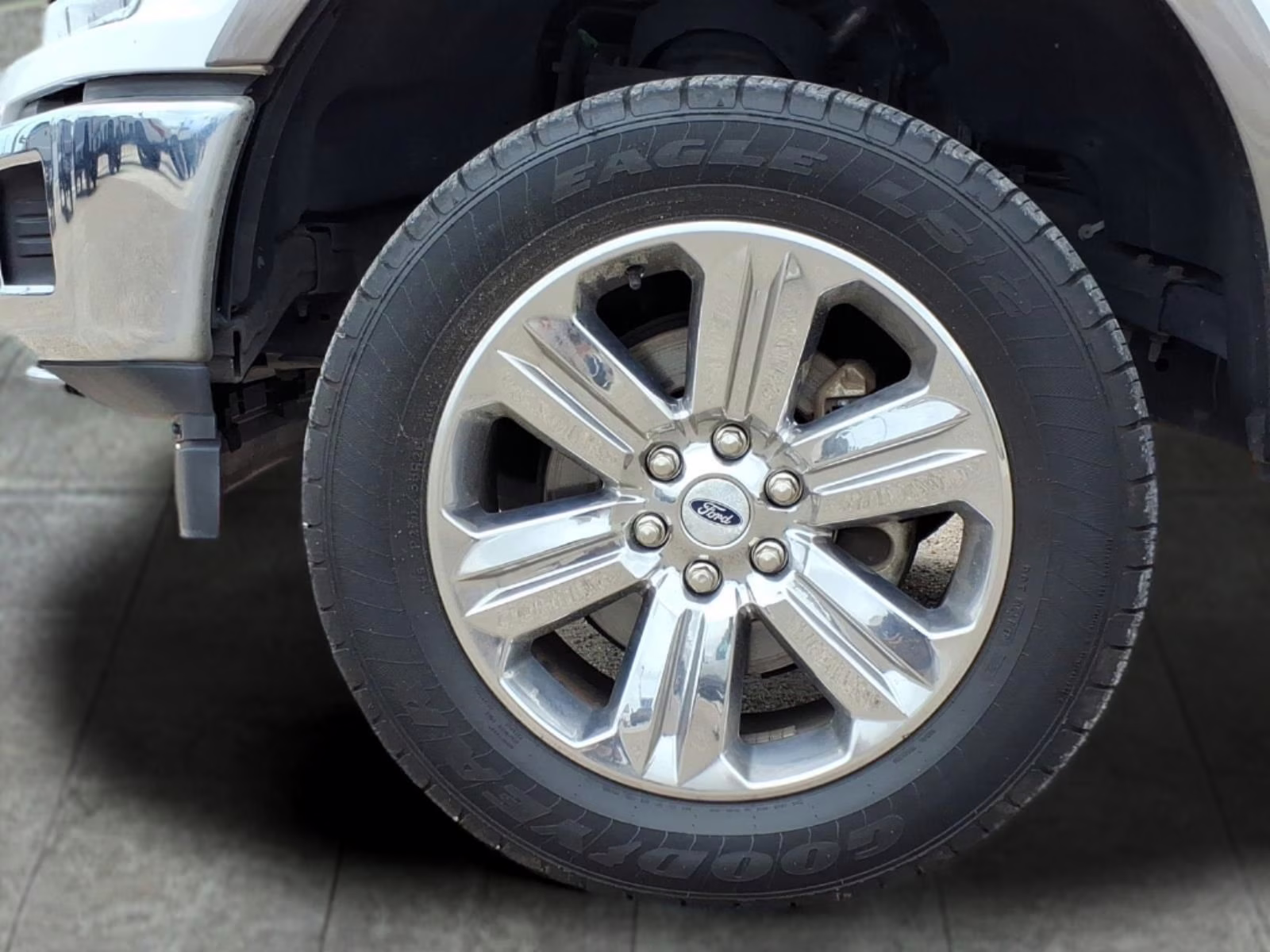 2019 White Platinum Ford F-150 Lariat 4X4 Truck