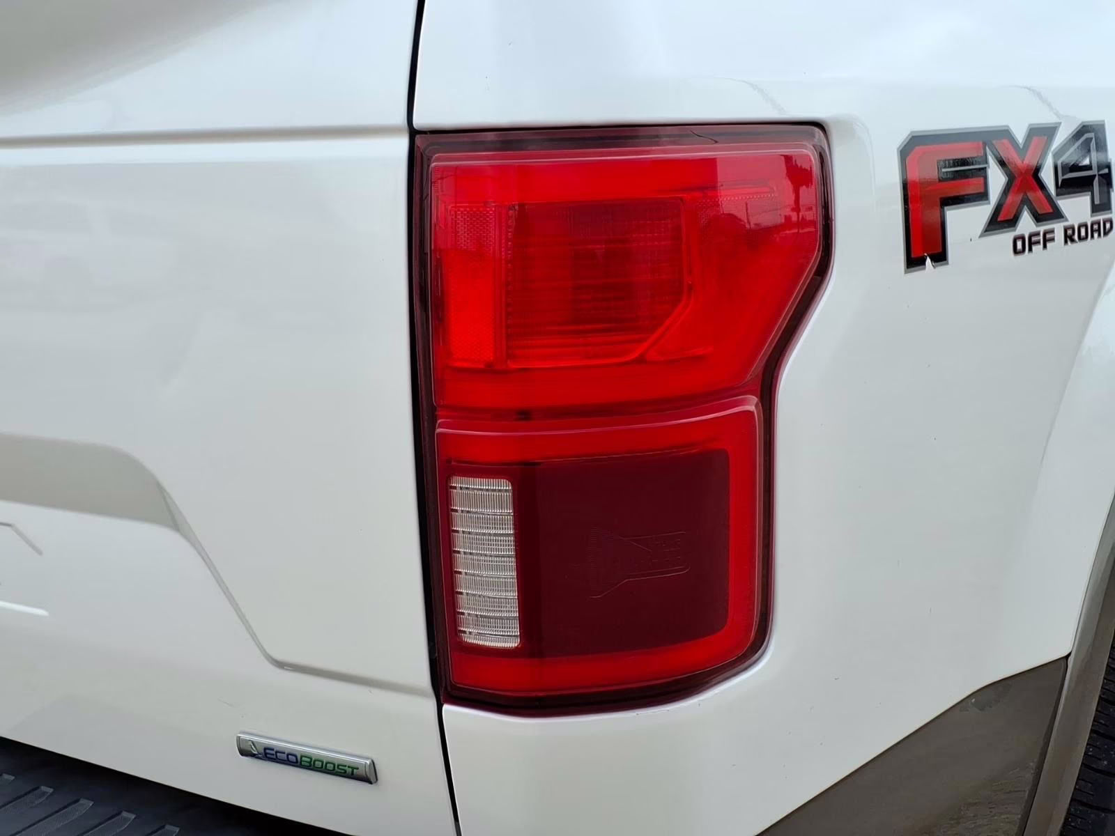 2019 White Platinum Ford F-150 Lariat 4X4 Truck