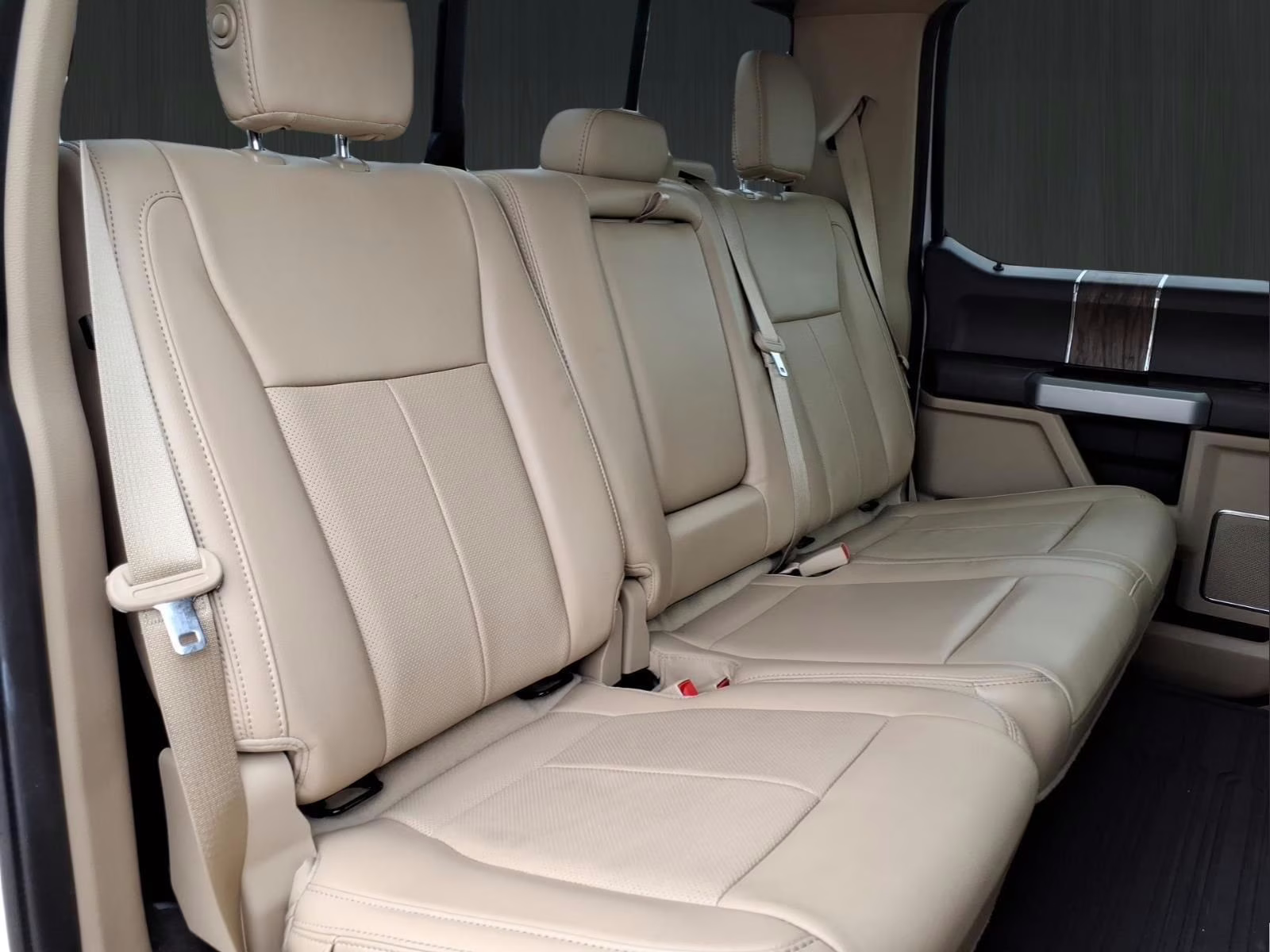 2019 White Platinum Ford F-150 Lariat 4X4 Truck
