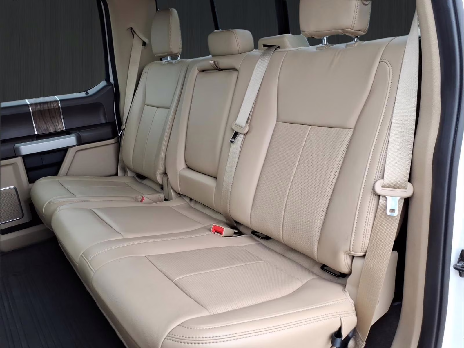 2019 White Platinum Ford F-150 Lariat 4X4 Truck