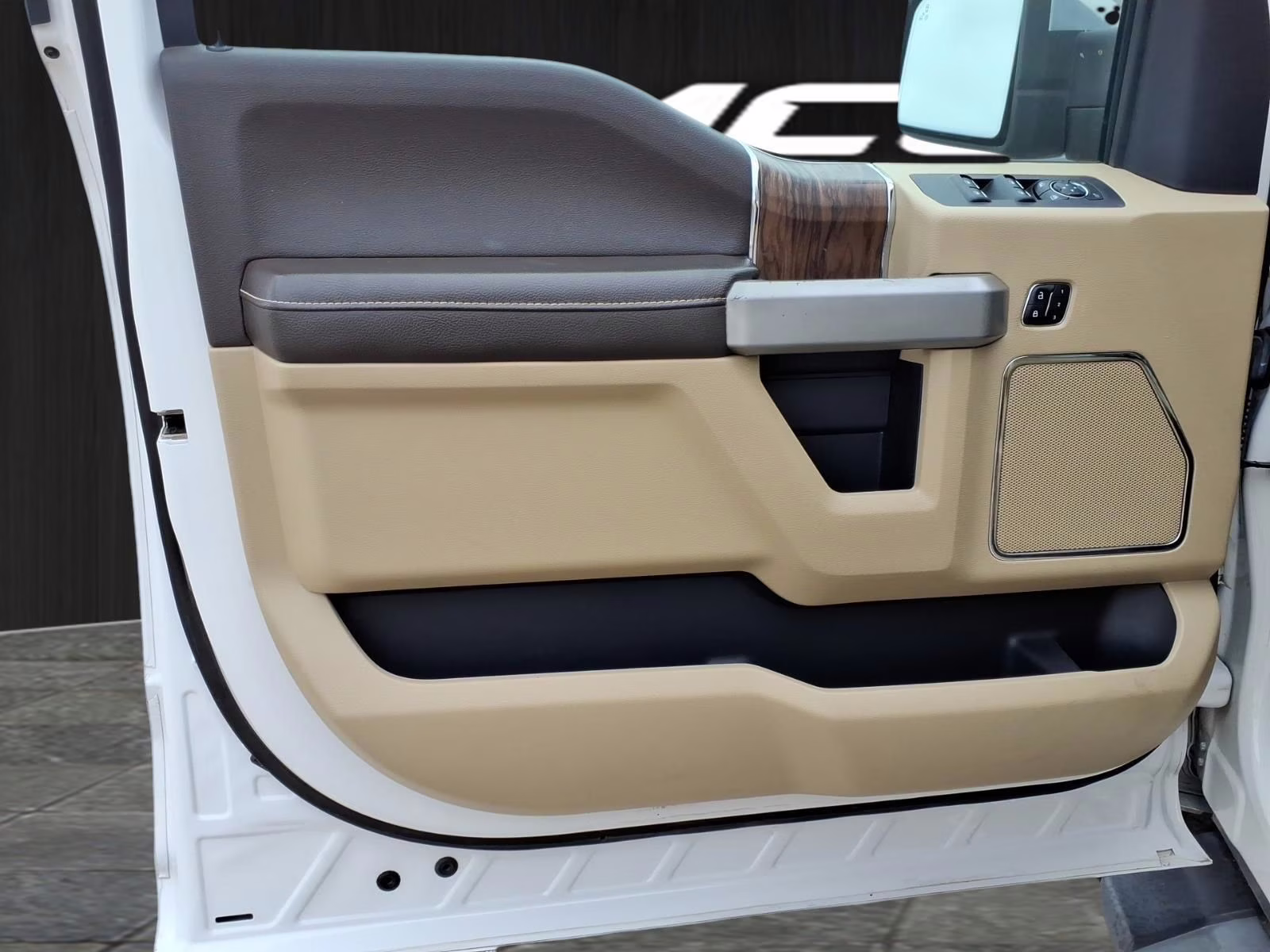 2019 White Platinum Ford F-150 Lariat 4X4 Truck