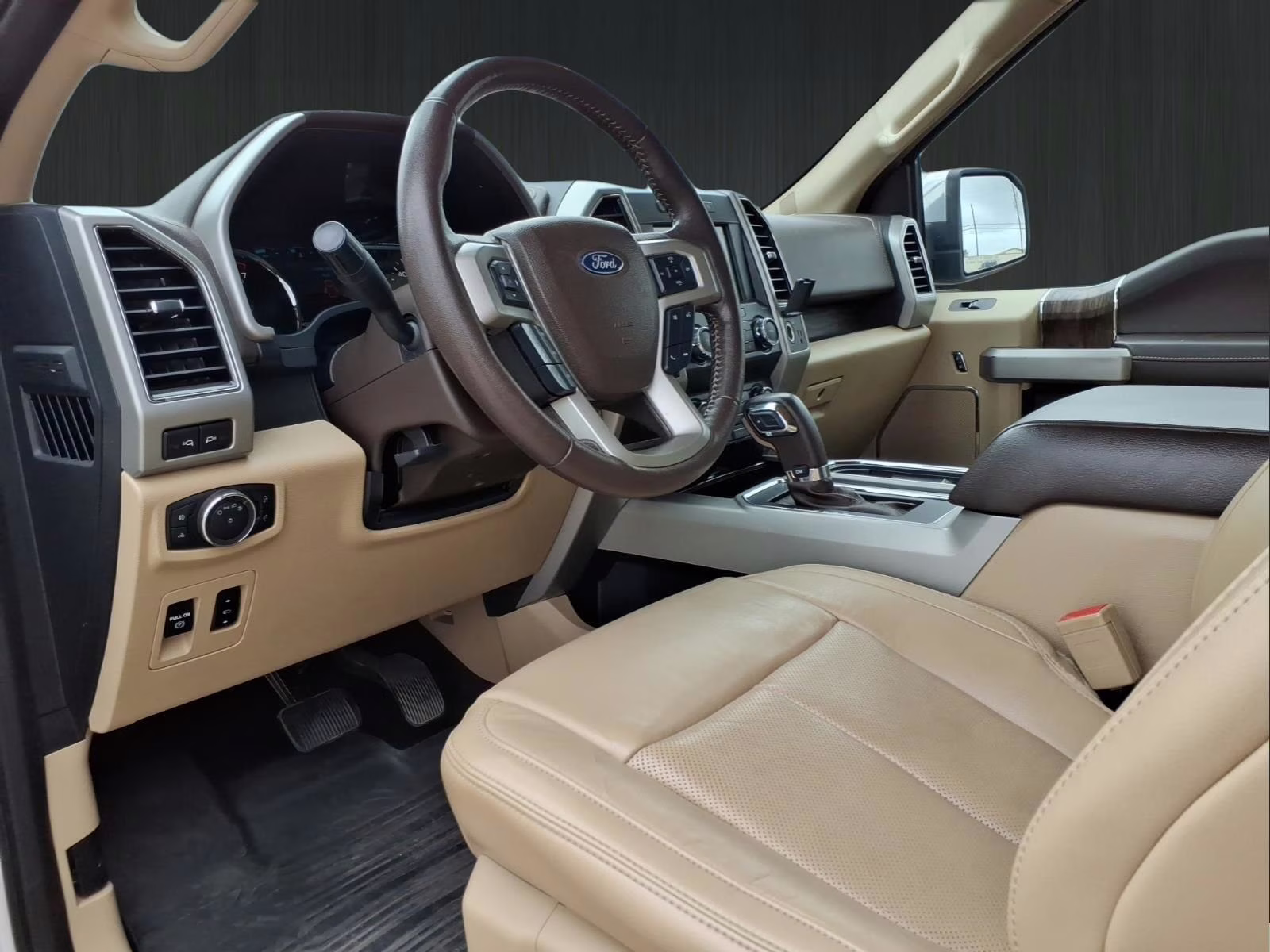 2019 White Platinum Ford F-150 Lariat 4X4 Truck