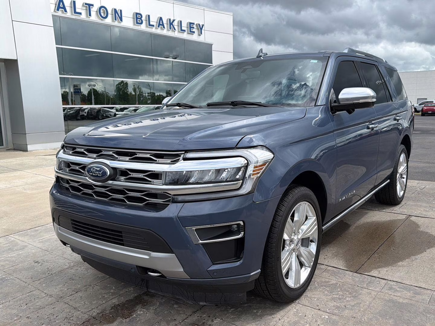 2023 Infinite Blue Metallic Tinted Clearcoat Ford Expedition Platinum 4X4 SUV