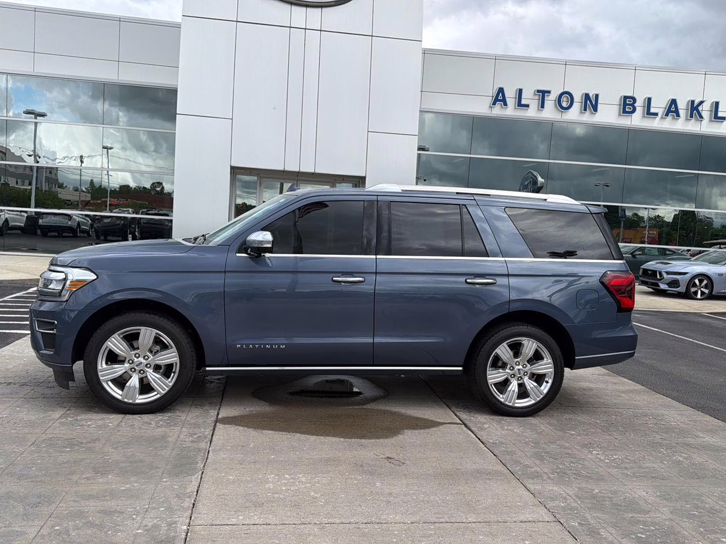 2023 Infinite Blue Metallic Tinted Clearcoat Ford Expedition Platinum 4X4 SUV