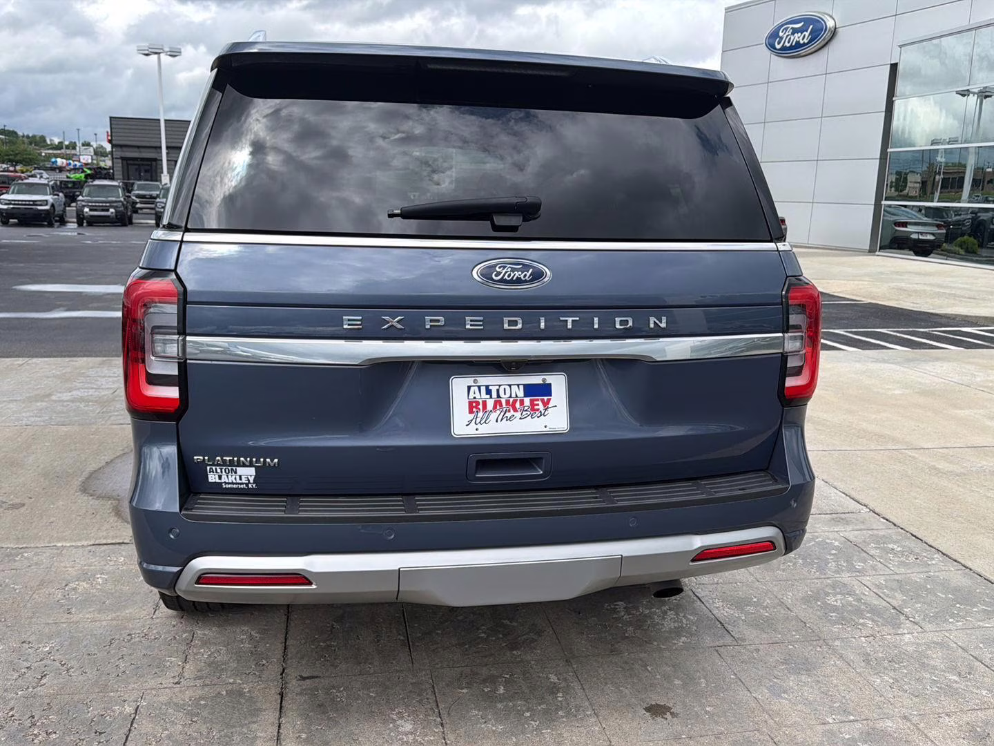 2023 Infinite Blue Metallic Tinted Clearcoat Ford Expedition Platinum 4X4 SUV