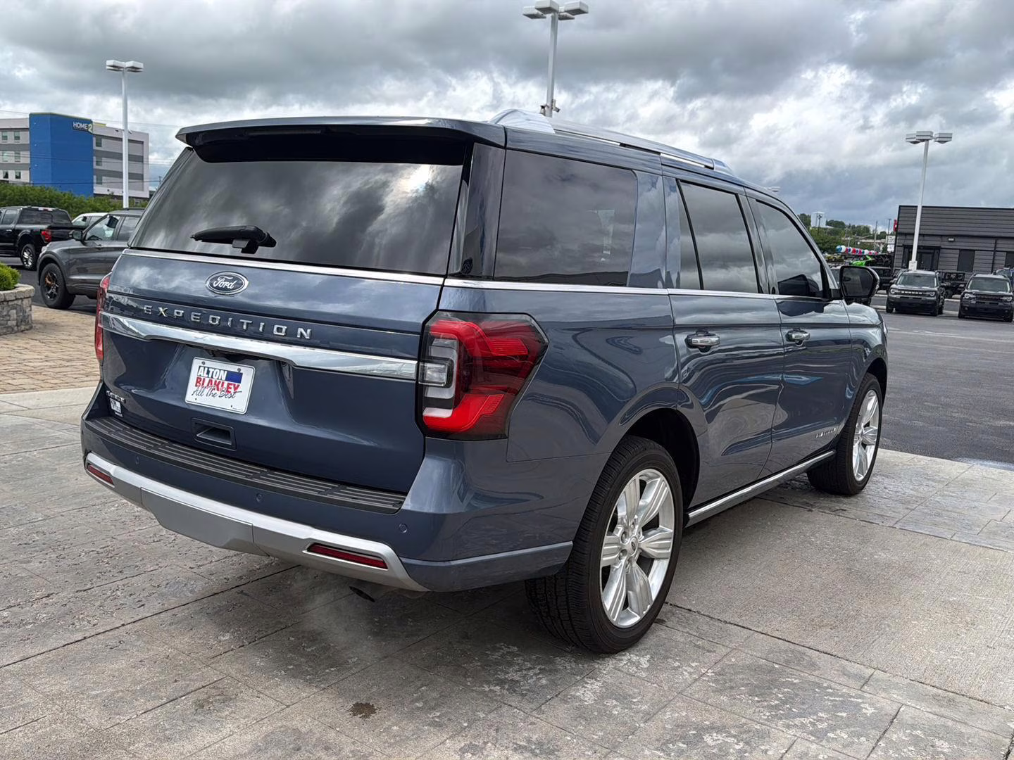 2023 Infinite Blue Metallic Tinted Clearcoat Ford Expedition Platinum 4X4 SUV