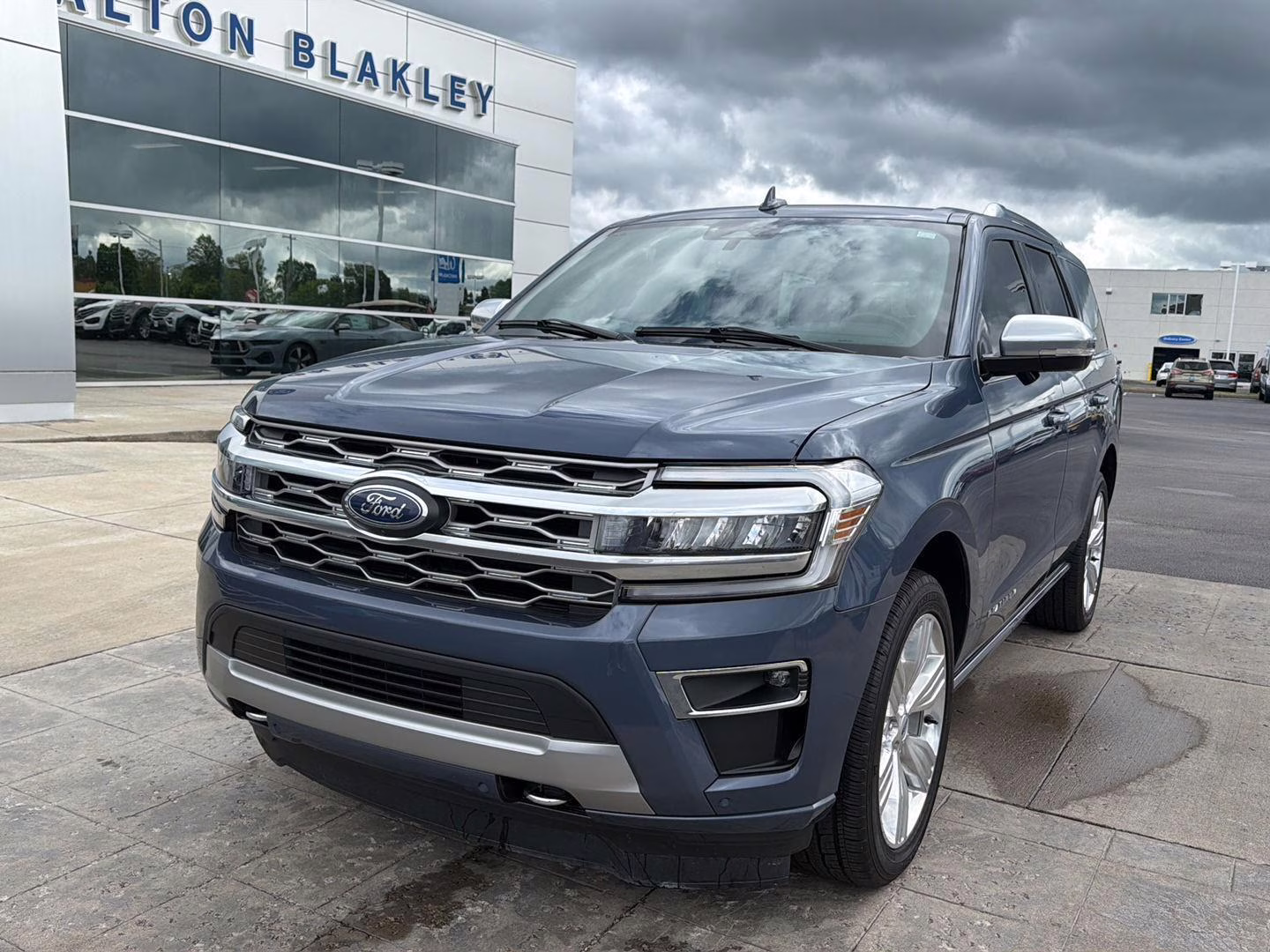 2023 Infinite Blue Metallic Tinted Clearcoat Ford Expedition Platinum 4X4 SUV