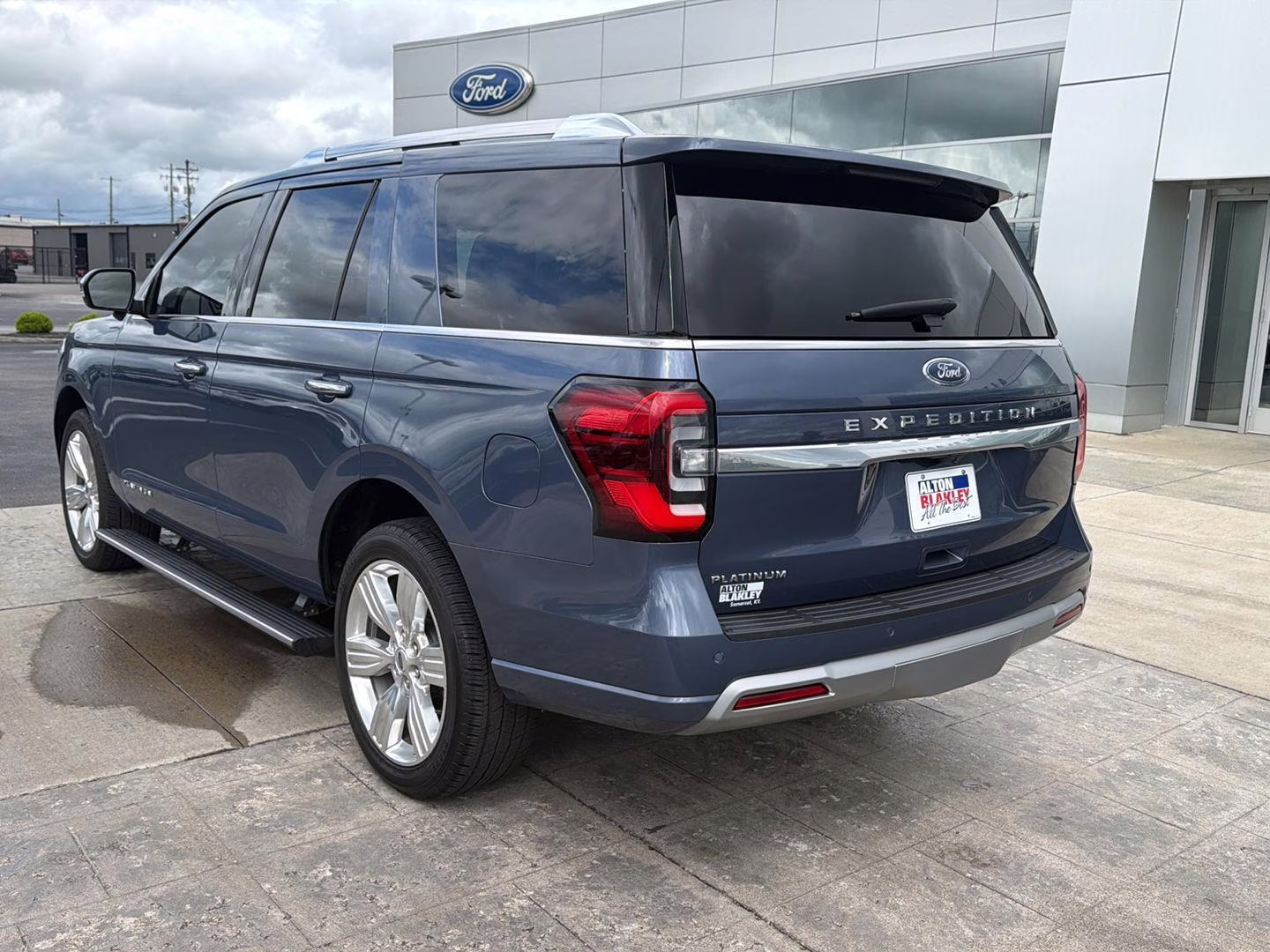 2023 Infinite Blue Metallic Tinted Clearcoat Ford Expedition Platinum 4X4 SUV